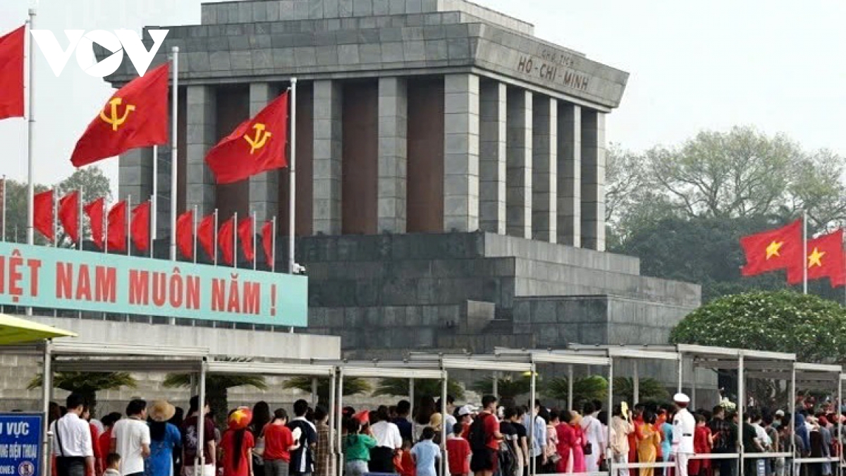 Thousands pay tribute to President Ho Chi Minh on National Reunification Day